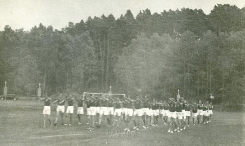 KKE 3455.jpg - Stadion Leśny. ćwiczenia gimnastyczne, Olsztyn, 1950 r.